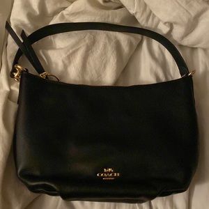 Good coach purse , brand new, never used , and all zippers work!